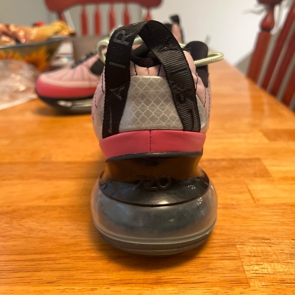 NIKE Wmns size 6 Mx-720-818 'iced Lilac Cosmic Fuchsia - Picture 3 of 6